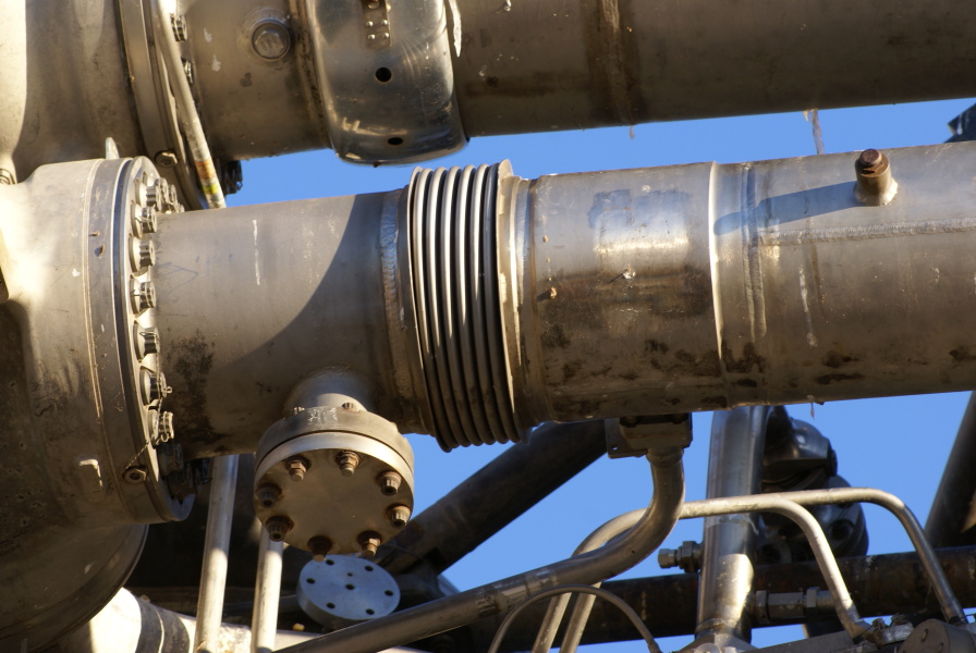 F-1 engine F-2003 at the Kansas Cosmosphere showing the bellows on the
flexible internally tied high-pressure ducts